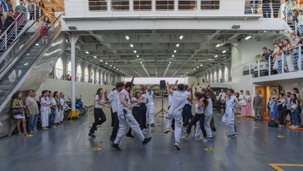 Από το πολυθέαμα-πολυακρόαμα «(Ολα)ν όσα αφήνουμε πίσω < για ένα αύριο που δε θα έρθει ποτέ»